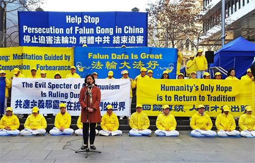 '图2:二零一八年七月二十日,悉尼法轮功学员在金融和政界聚集地马丁广场(Martin Place)集会,讲述法轮功的真相,呼吁共同制止迫害。'