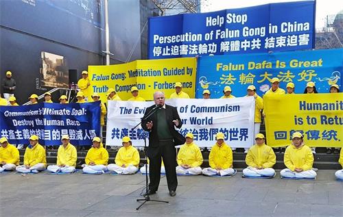 '图3:帕拉马塔市长威尔森(Andrew Wilson)在集会上表示:我很乐观,你(法轮功)将取胜!'