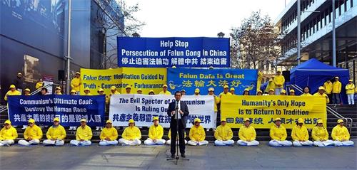 '图4:澳大利亚越南社区新南威尔士州主席阮先生(Paul Huy Nguyen)在集会上发言'