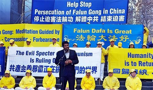 '图8:联合印度协会主席皮拉马哩(Sreeni Pillamarri)先生在集会上发言'