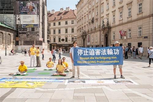 '图7:法轮功学员轮流举横幅,呼吁停止迫害'