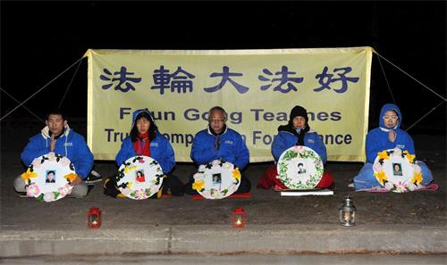 '图:堪培拉法轮功学员在中国驻澳洲大使馆前举行“七·二零”烛光悼念活动?。'
