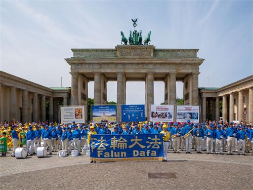 '图1:二零一八年七月二十一日,法轮功学员在德国首都柏林举行了盛大游行和集会,谴责中共对法轮功长达十九年的残酷迫害。图为勃兰登堡门。'