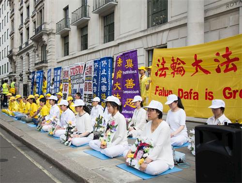 '图1~2:二零一八年七月二十一日上午,英国法轮功学员在伦敦中使馆前和平抗议,呼吁共同制止迫害。'