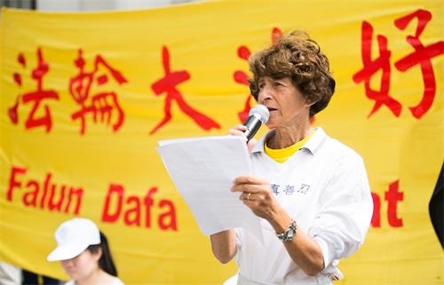 '图3:在集会上,法轮功学员宣读多位英国国会议员向法轮功学员表示支持和关注迫害的信函。'