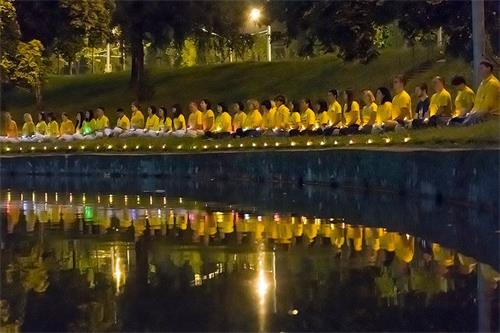 '图2~4:部份俄罗斯法轮功学员在莫斯科中领馆对面烛光悼念被迫害致死的法轮功学员'