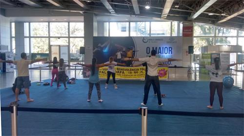 '图1~2:1-2,参加2018世界健身大会的民众踊跃学炼法轮功'