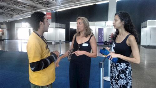 '图3:伊丽莎白(Elisabete)和伊莎贝拉(Isabela)母女俩与学员交谈许久'