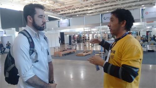 '图5:罗德里戈(Rodrigo,左)详细询问法轮功的特点'