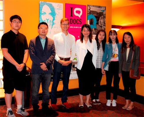 '图3:加拿大安省议员山姆·奥斯特霍夫(Sam?Oosterhoff)与多伦多青年法轮功学员合影,他表示通过来参加电影公映表明他的支持。(左二是导演李云翔,左三是议员山姆·奥斯特霍夫)'