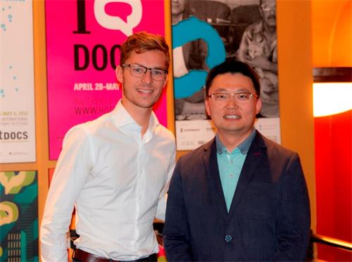 '图4:加拿大安省议员山姆·奥斯特霍夫(Sam?Oosterhoff,左)与导演李云翔合影。'