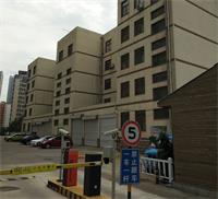'图2:图中黄色的楼是洗脑班的背面。图中的大门不是洗脑班的大门,而是一个小区的大门。'