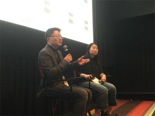 '图2:“皮博迪”奖获奖导演李云翔(左)在《求救信》放映后答观众问题'
