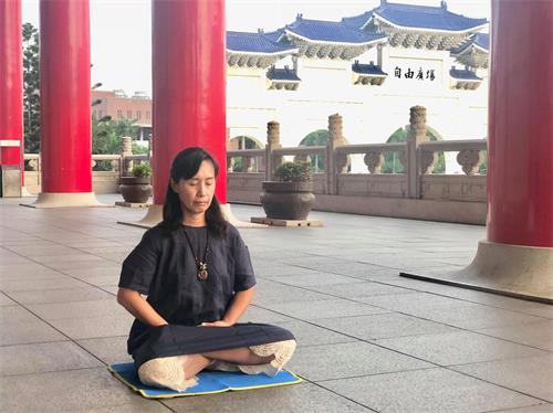 '图2:惠忆在中正纪念堂晨炼。'