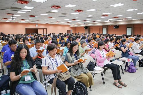 '图2:接连两天,台湾各地的区辅导员一起学法、交流修炼心得。'