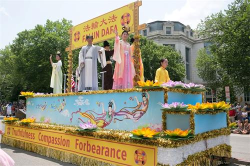 '图5~6:法轮功学员在花车上向沿途观看游行的民众挥手。'