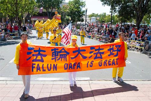 '图1~2:法轮功的队伍受欢迎'