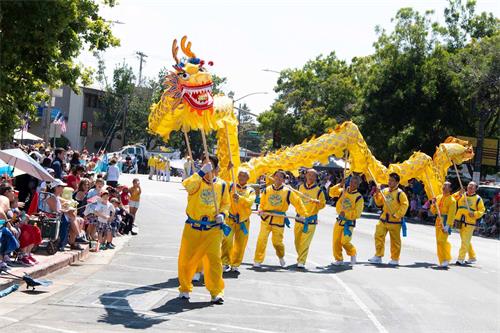 '图3:法轮功学员的舞龙受观众青睐'