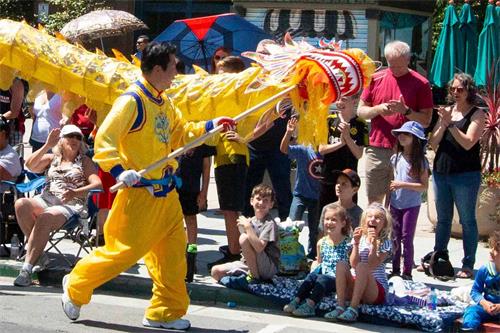 '图4:舞龙与观众互动'