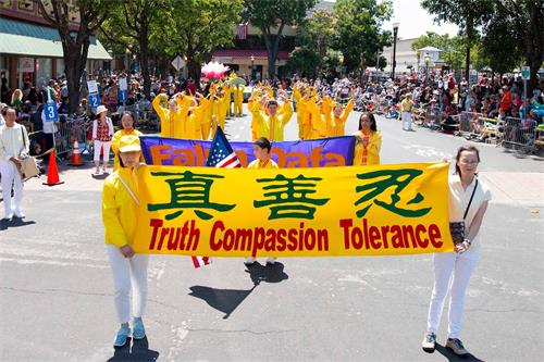 '图5~7:法轮功学员的炼功队'
