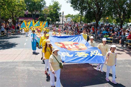 '图10~11:法轮功学员的队伍'