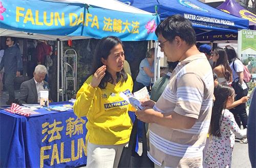 '图14~15:法轮功学员在讲真相'