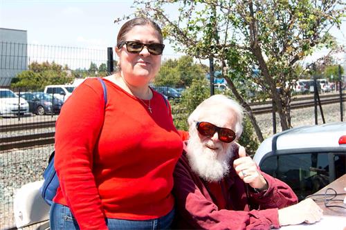 '图17:谈起法轮功,游行主办者卡尔(右)不禁竖起大拇指'