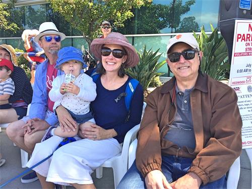 '图18:每年都来观看游行的海德(Heather)带着二岁的女儿与朋友盖瑞(Gary