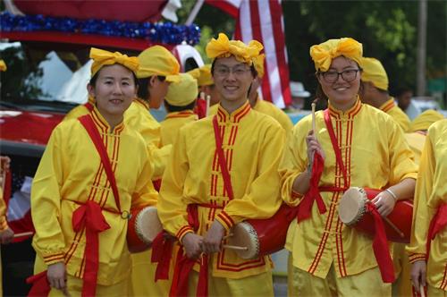 '图1:大学生青年学员们开心的参加腰鼓队'