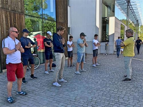 '图1~2:被祥和的气氛吸引,人们纷纷当场学功法'