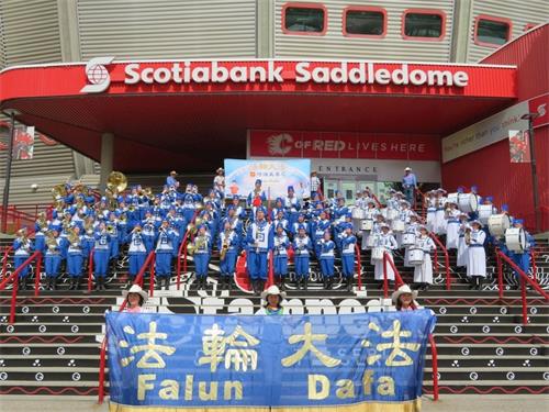 '图5:牛仔节开幕当天,天国乐团在牛仔公园斯考特班克竞技中心(Scotiabank?Saddledome)表演'