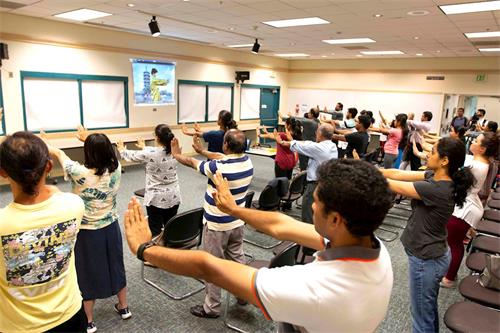 '图1~2:新学员在学炼第一套功法'