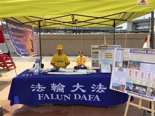 '图2:当地学员进行功法展示。'