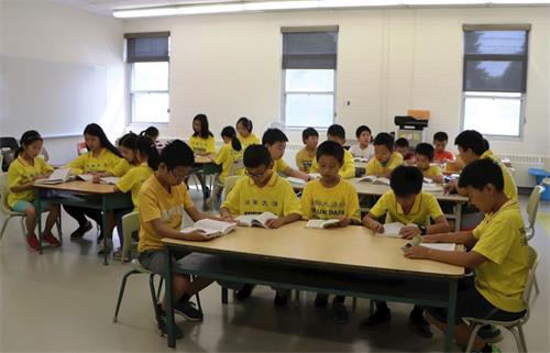 '图1~3:二零一八年多伦多明慧学校夏令营的法轮大法小弟子们参加每天的炼功和学法。'