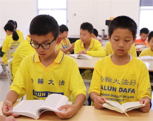 '图4:戈登(Gordon右)参加集体学法。'