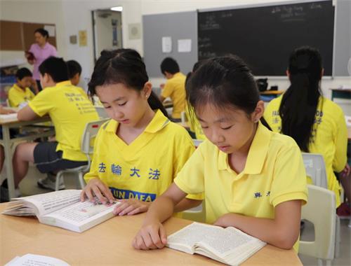 '图8:今年九岁的艾玛(Emma右)参加集体学法。'