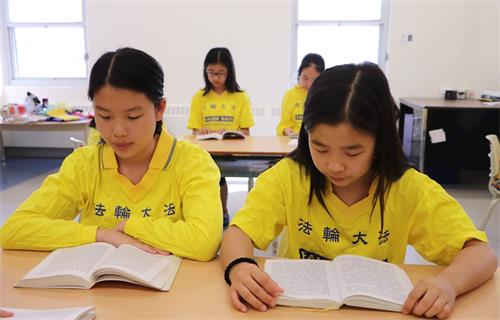 '图10:今年十二岁的丽莎(Lisa右)参加集体学法。'