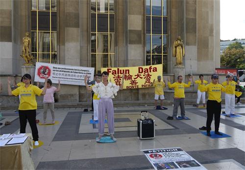 '图1:法轮功学员在巴黎艾菲尔铁塔下的人权广场演示法轮功功法'