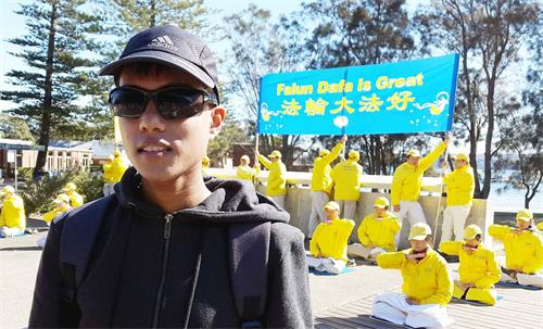 '图12:斯里兰卡青年Gerard Sooriakumar说:如果需要我去做任何事情帮助制止中共迫害法轮功,那么我将对此持开放态度去尽力支持。'
