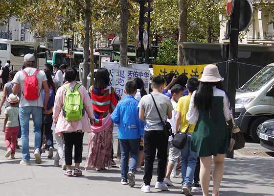 大陆游客高喊:法轮大法好
