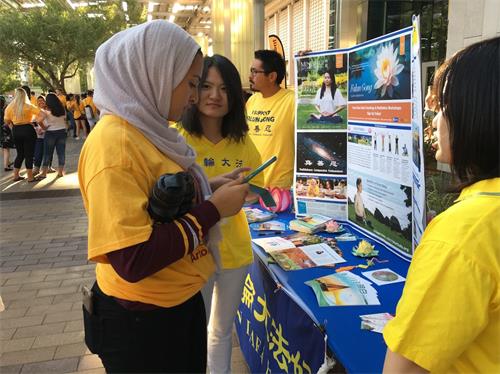 '图5:第一天的活动中,有学生在留自己的联系方式;'