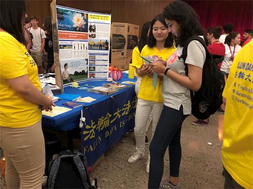 '图7:第二天的活动中,一名学生在留下自己的联系方式。'