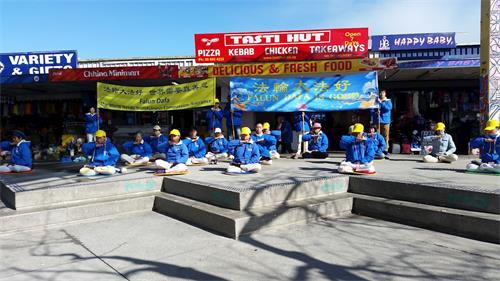 '图1:法轮功学员在奥克兰南区(Otara)集体炼功'