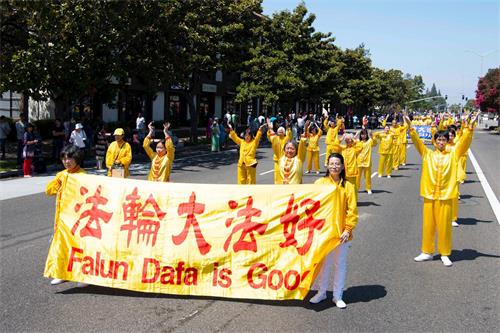 '图3:法轮功学员的炼功队'