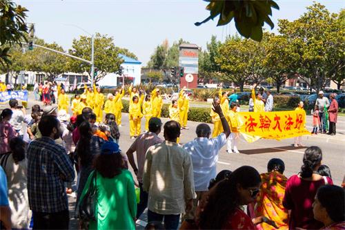 '图6:民众向法轮功学员的队伍招手'