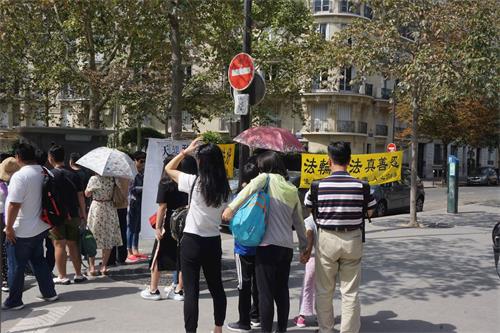 '图1:大陆游客在拍照真相展板,以备私下里仔细阅读。'
