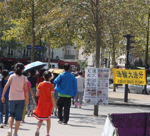 '图2:“天灭中共,天佑中华”的展板和横幅就在眼前,中国游客一抬头就可见到。'