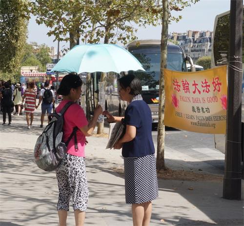 '图4:在“战神广场”上与景女士热情攀谈的某大陆高校退休干部(左)'