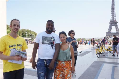 '图12:M’Chami?Farid和?Sa?da?女士是来自法国南部马赛市的商人,他们在征签表上签名支持反对活体摘取器官活动。'