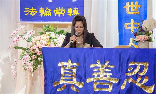 '图2~3:学员在法会上交流修炼心得体会'